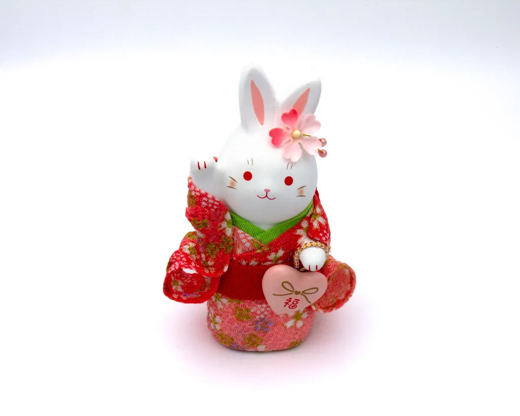 Lapin blanc céramique, HANAUSAGI FUKU, kimono rose.webp