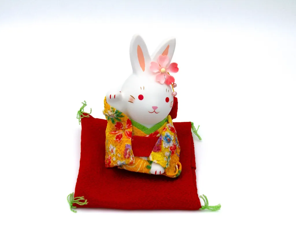 Lapin blanc céramique, MIGITEAGE, kimono jaune.webp